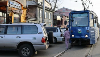 Внедорожник Toyota Land Cruiser перегородил путь трамваям