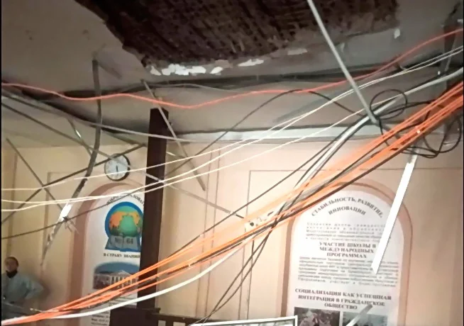 В Иркутске в школе № 64 произошло частичное обрушение потолка В Иркутске в школе № 64 произошло частичное обрушение потолка
